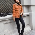 冬用のアウターを着た女性