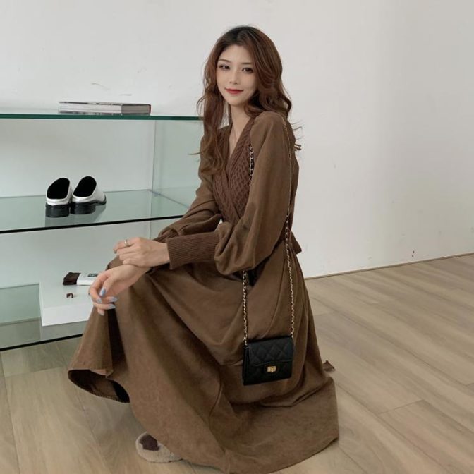 秋・冬用のワンピースを着た女性