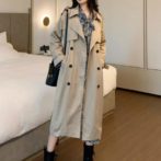 秋用のコートを着た女性