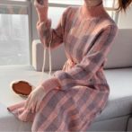 チェック柄のワンピースを着た女性