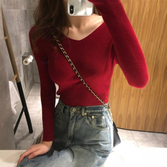 秋物のトップスを着た女性