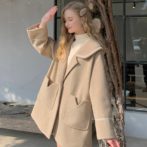 冬用のコートを着た女性