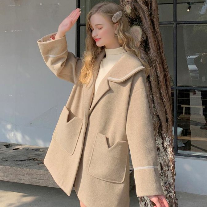 冬用のコートを着た女性