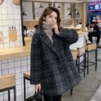 冬用のアウターを着た女性