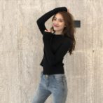 スリムなセーターを着た女性