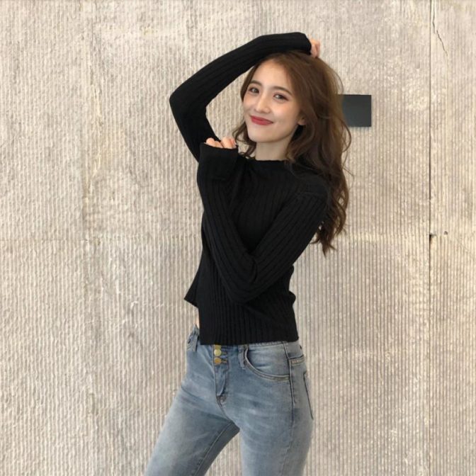 スリムなセーターを着た女性