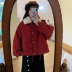 冬用のアウターを着た女性