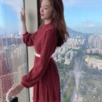 ワンピースを着た女性