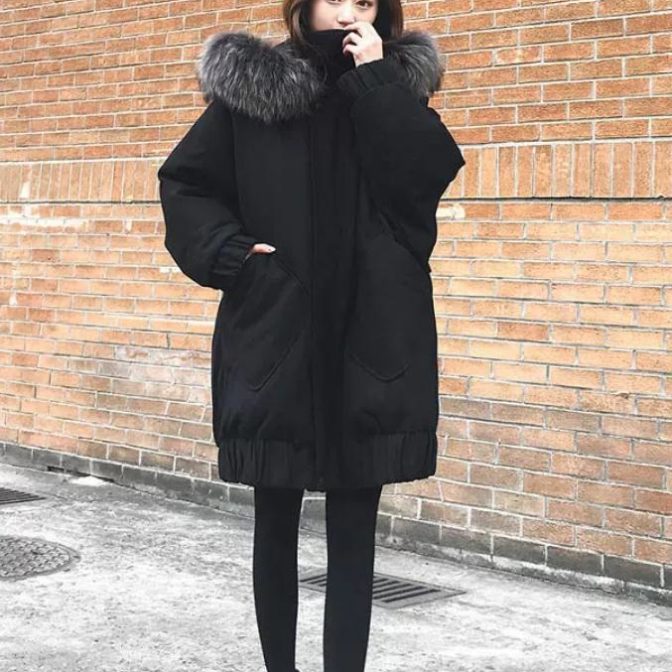 冬用のアウターを着た女性