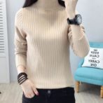 冬用のトップスを着た女性