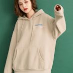 オーバーサイズのパーカーを着た女性