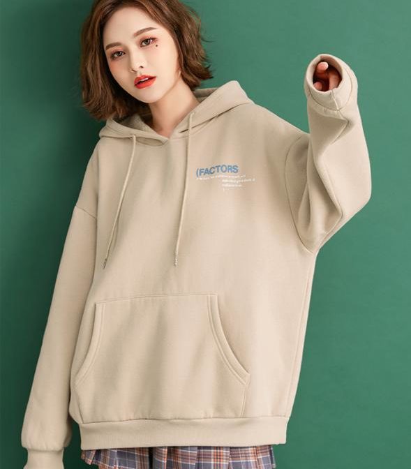 オーバーサイズのパーカーを着た女性