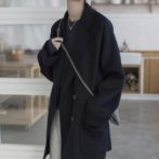 冬用のアウターを着た女性