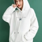 オーバーサイズのパーカーを着た女性