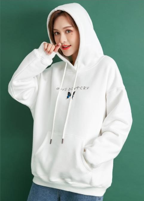 オーバーサイズのパーカーを着た女性