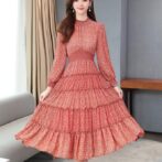 春物のワンピースを着た女性