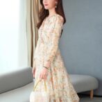 春物のワンピースを着た女性