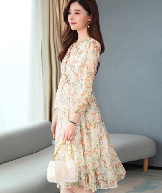 春物のワンピースを着た女性