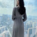 春物のワンピースを着た女性の後ろ姿