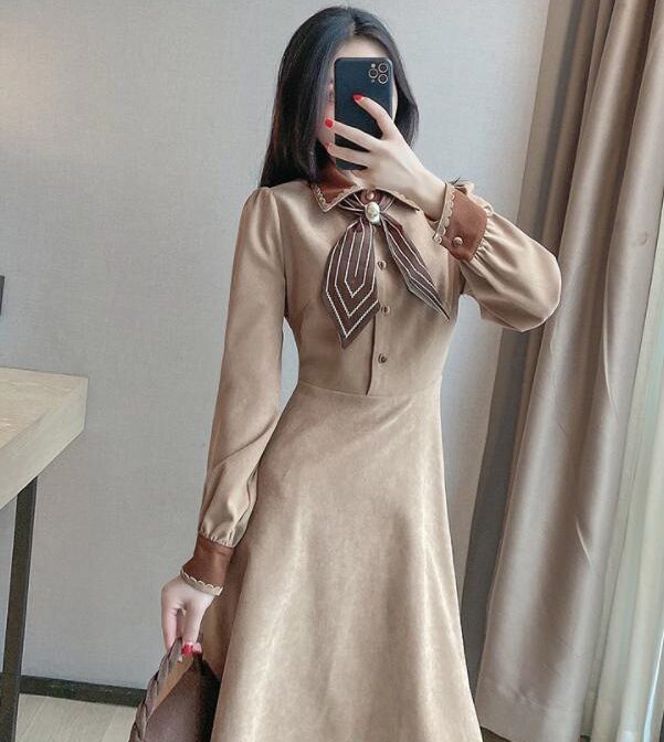 春物のワンピースを着た女性