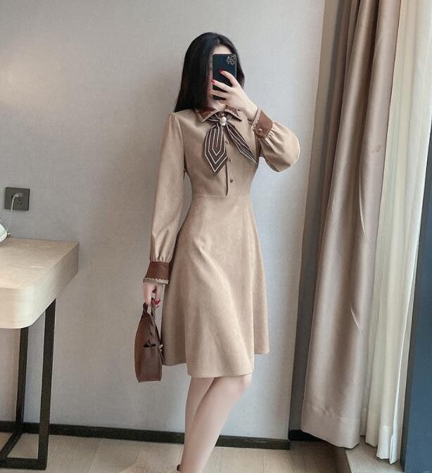 春物のワンピースを着た女性