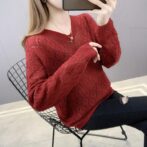 春用のセーターを着た女性