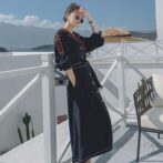 春用のワンピースを着た女性