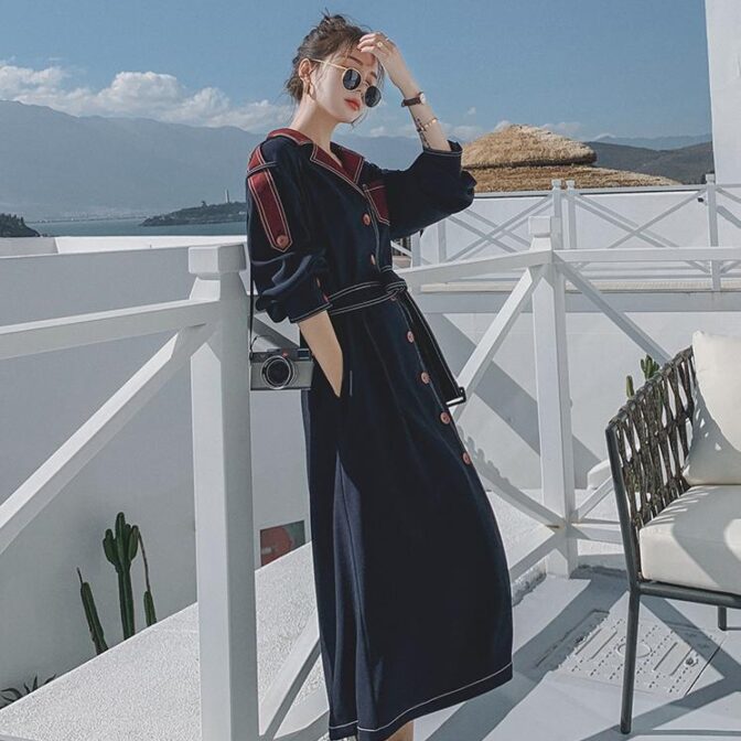 春用のワンピースを着た女性