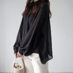 トレンド感のある程よい透け感がポイントの前後2WAY シルキーシフォンブラウス