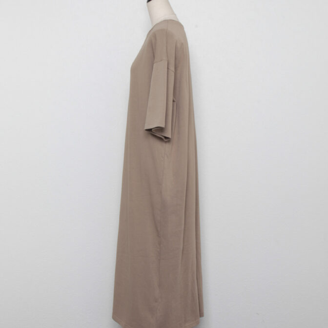 レディースのバックスリットロングワンピース 側面