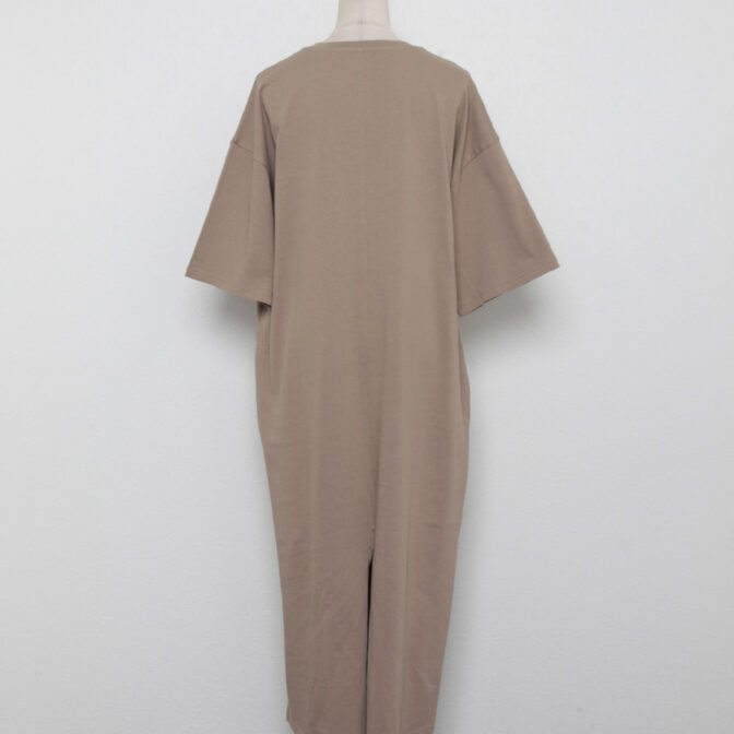 レディースのバックスリットロングワンピース 背面