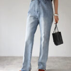 ｻｲﾄﾞｽﾘｯﾄﾃﾞﾆﾑを履いた女性